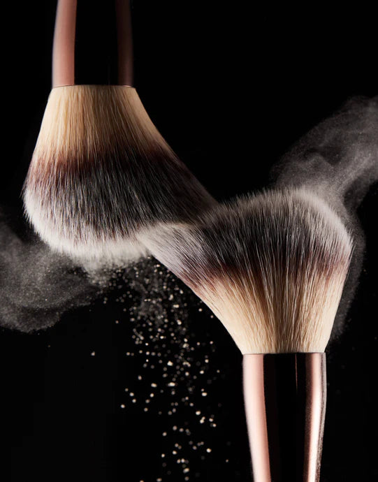 Hourglass Veil Powder Brush – Dual-ended brush for flawless makeup