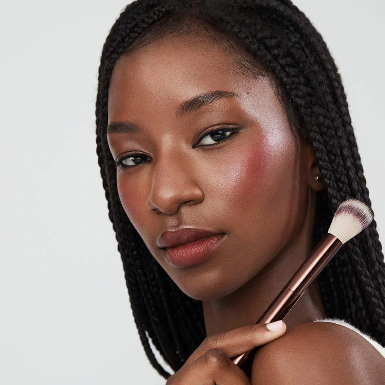 Hourglass No. 15 Blush Brush – Precision brush for liquid and cream blush