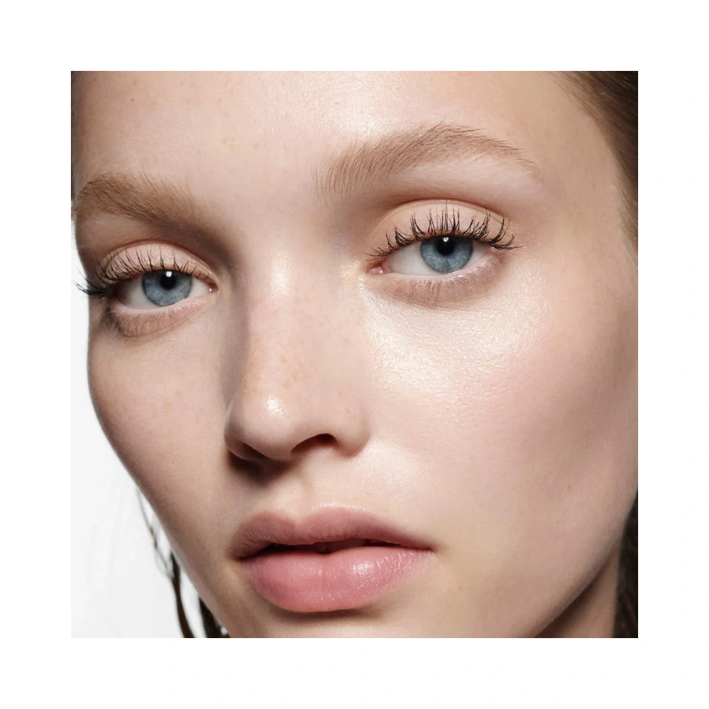 Victoria Beckham Future Lash Mascara in Black - Smudge-Proof Mascara for Lengthened, Defined Lashes with Shea Butter and Niacinamide