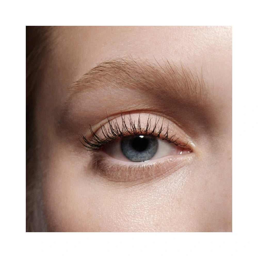 Victoria Beckham Future Lash Mascara in Black - Smudge-Proof Mascara for Lengthened, Defined Lashes with Shea Butter and Niacinamide